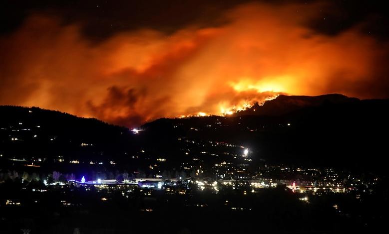 The Cameron Peak Fire, the largest wildfire in Colorado's history, burns outside Estes Park, Colorado, October 16. REUTERS/Jim Urquhart